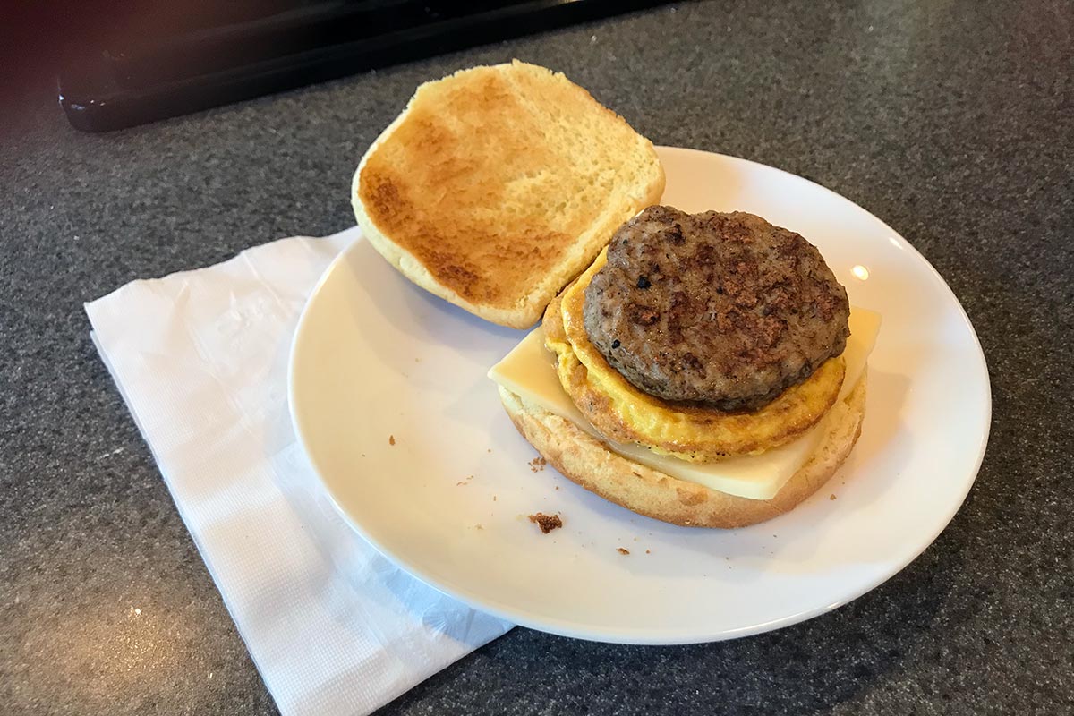 https://liamdempsey.com/wp-content/uploads/2019/05/sausage-egg-breakfast-sandwich-lodge-cast-iron-pan.jpg